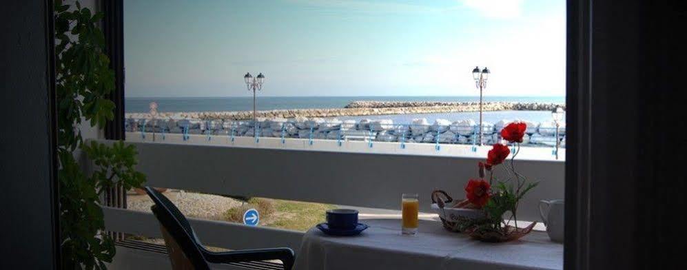 Hotel Le Dauphin Bleu Saintes-Maries-de-la-Mer Zewnętrze zdjęcie